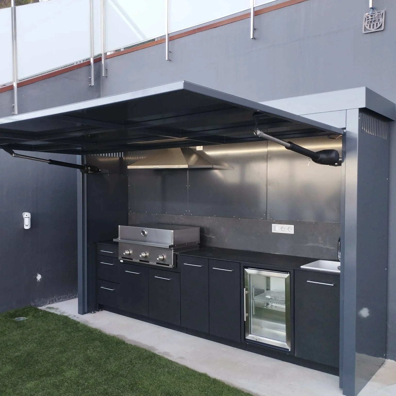 European Style Anti Insect Stainless Steel Outdoor Kitchen with Shed Modular Sink Outdoor Kitchen BBQ Pod for Garden
